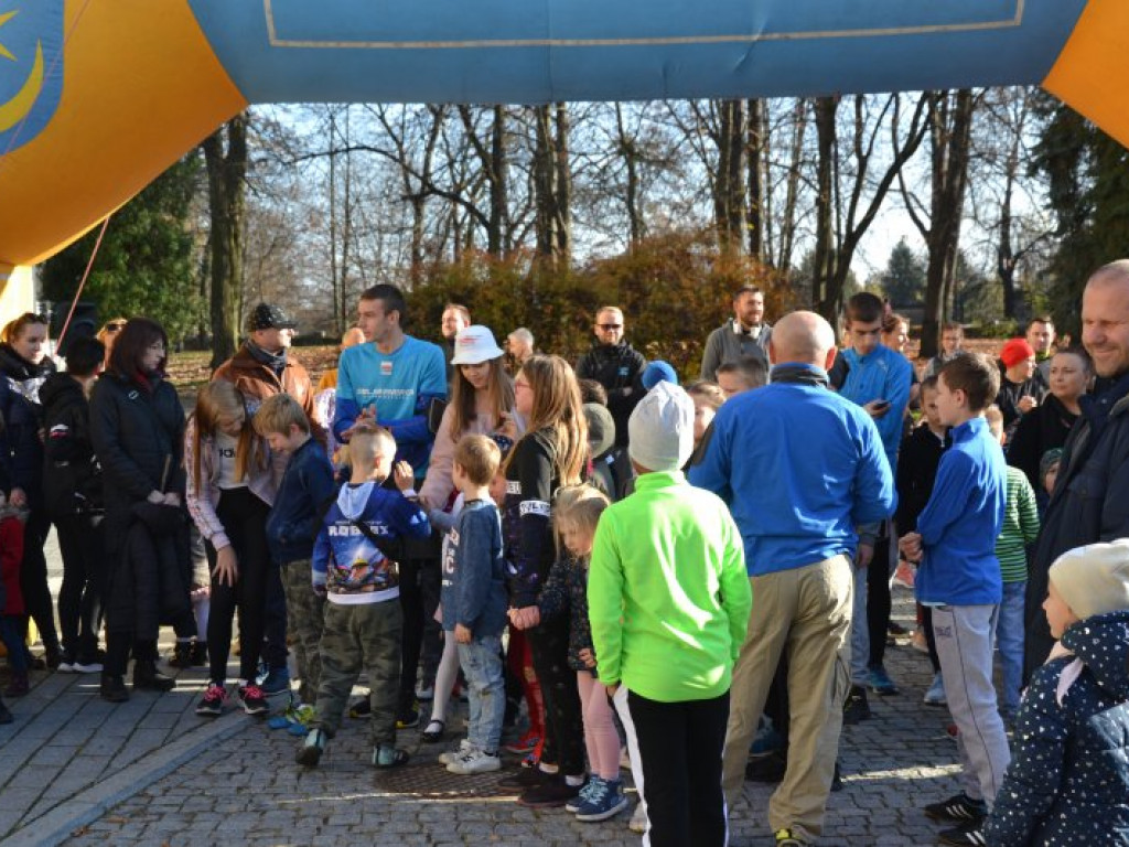 Tarnobrzeg. Dzieci i dorośli pobiegli w parku dzikowskim dla Niepodległej [zdjęcia]