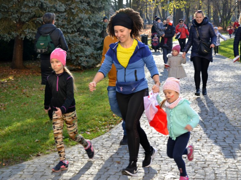 Tarnobrzeg. Dzieci i dorośli pobiegli w parku dzikowskim dla Niepodległej [zdjęcia]
