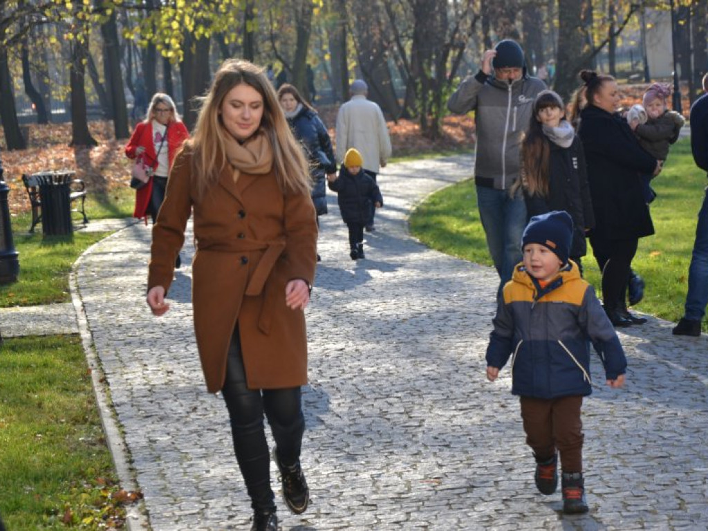 Tarnobrzeg. Dzieci i dorośli pobiegli w parku dzikowskim dla Niepodległej [zdjęcia]