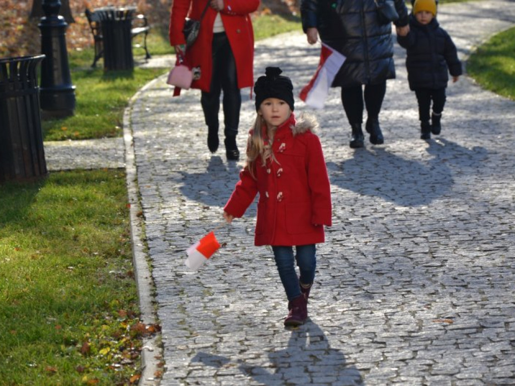 Tarnobrzeg. Dzieci i dorośli pobiegli w parku dzikowskim dla Niepodległej [zdjęcia]
