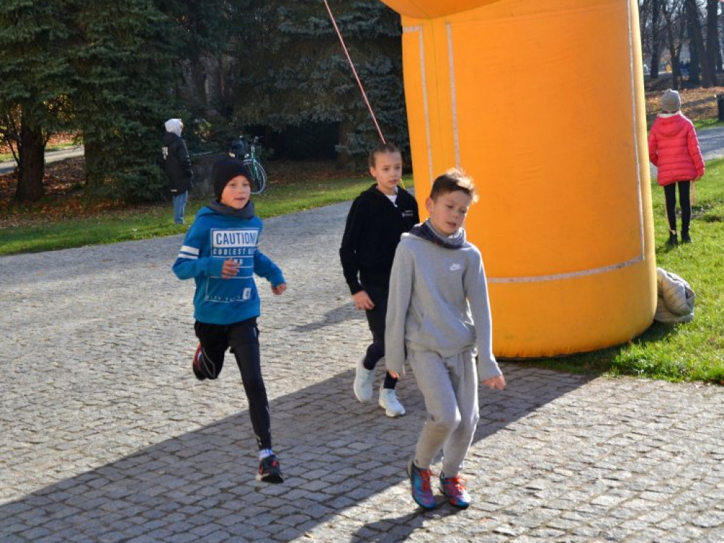 Tarnobrzeg. Dzieci i dorośli pobiegli w parku dzikowskim dla Niepodległej [zdjęcia]