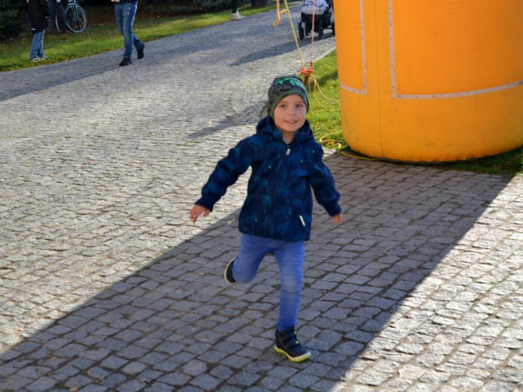 Tarnobrzeg. Dzieci i dorośli pobiegli w parku dzikowskim dla Niepodległej [zdjęcia]