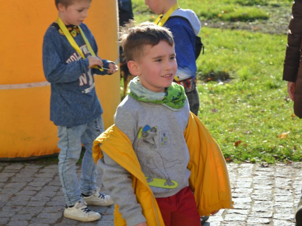 Tarnobrzeg. Dzieci i dorośli pobiegli w parku dzikowskim dla Niepodległej [zdjęcia]