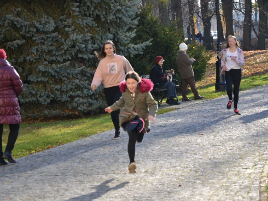 Tarnobrzeg. Dzieci i dorośli pobiegli w parku dzikowskim dla Niepodległej [zdjęcia]