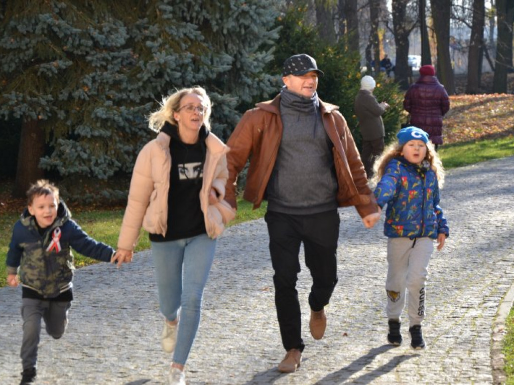 Tarnobrzeg. Dzieci i dorośli pobiegli w parku dzikowskim dla Niepodległej [zdjęcia]