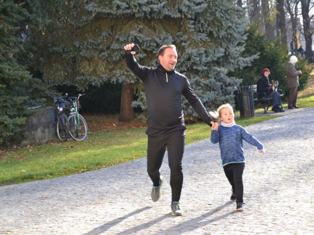 Tarnobrzeg. Dzieci i dorośli pobiegli w parku dzikowskim dla Niepodległej [zdjęcia]