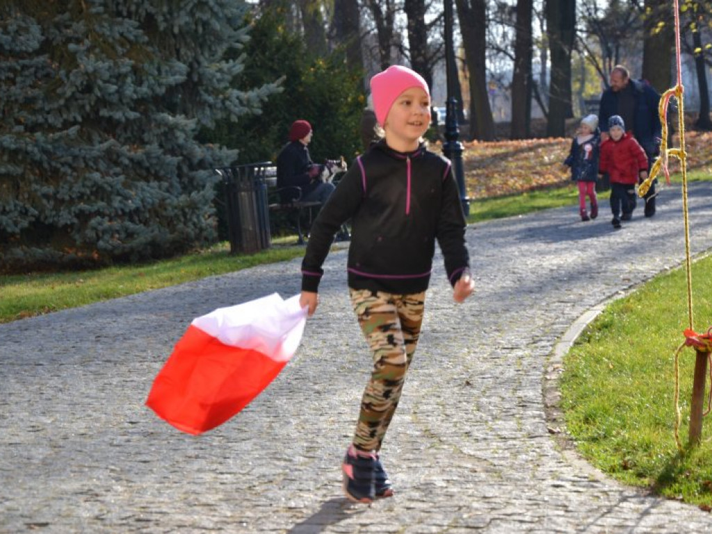 Tarnobrzeg. Dzieci i dorośli pobiegli w parku dzikowskim dla Niepodległej [zdjęcia]