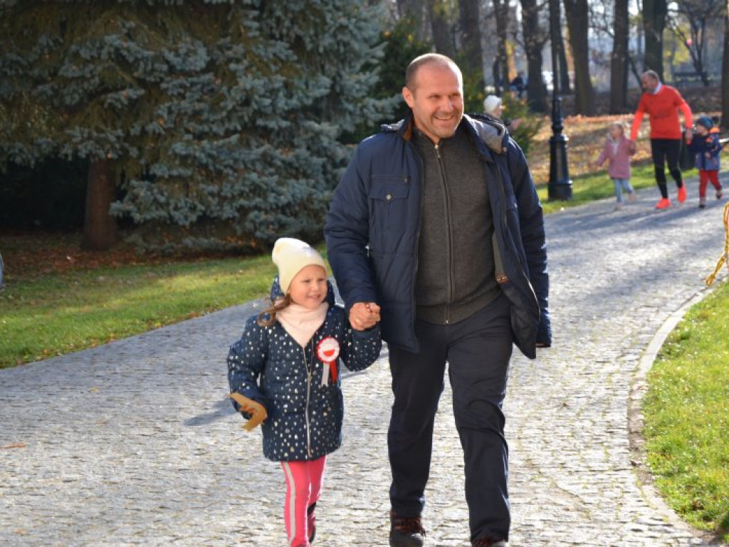 Tarnobrzeg. Dzieci i dorośli pobiegli w parku dzikowskim dla Niepodległej [zdjęcia]