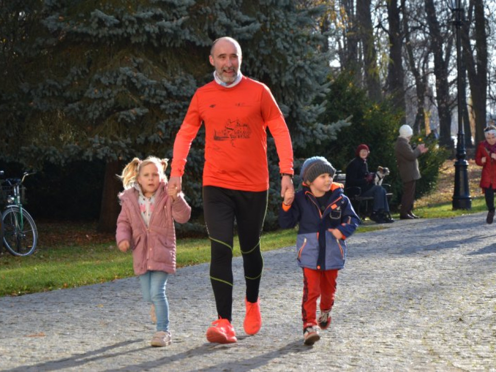 Tarnobrzeg. Dzieci i dorośli pobiegli w parku dzikowskim dla Niepodległej [zdjęcia]