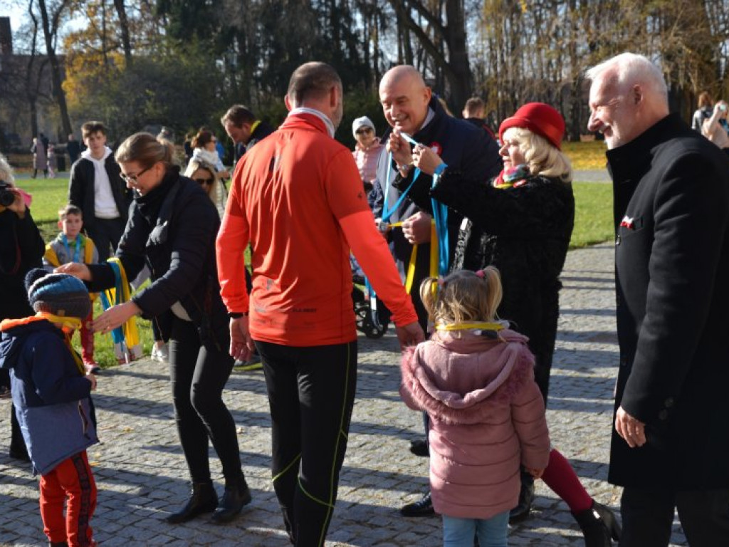 Tarnobrzeg. Dzieci i dorośli pobiegli w parku dzikowskim dla Niepodległej [zdjęcia]