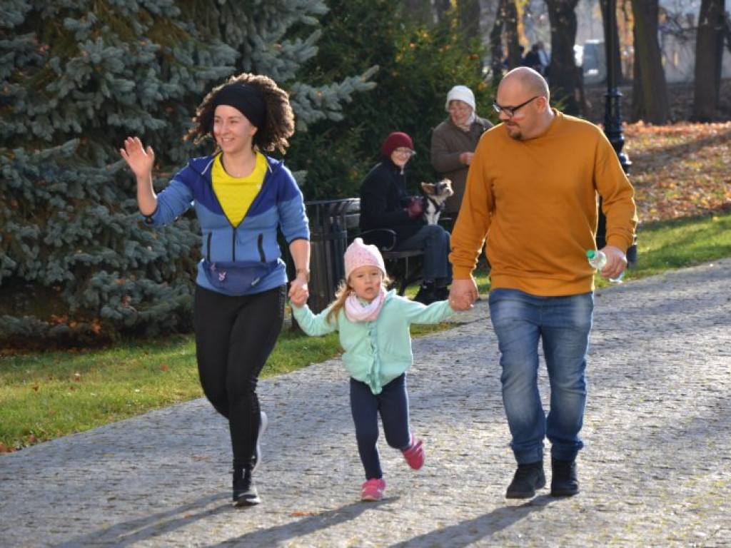 Tarnobrzeg. Dzieci i dorośli pobiegli w parku dzikowskim dla Niepodległej [zdjęcia]