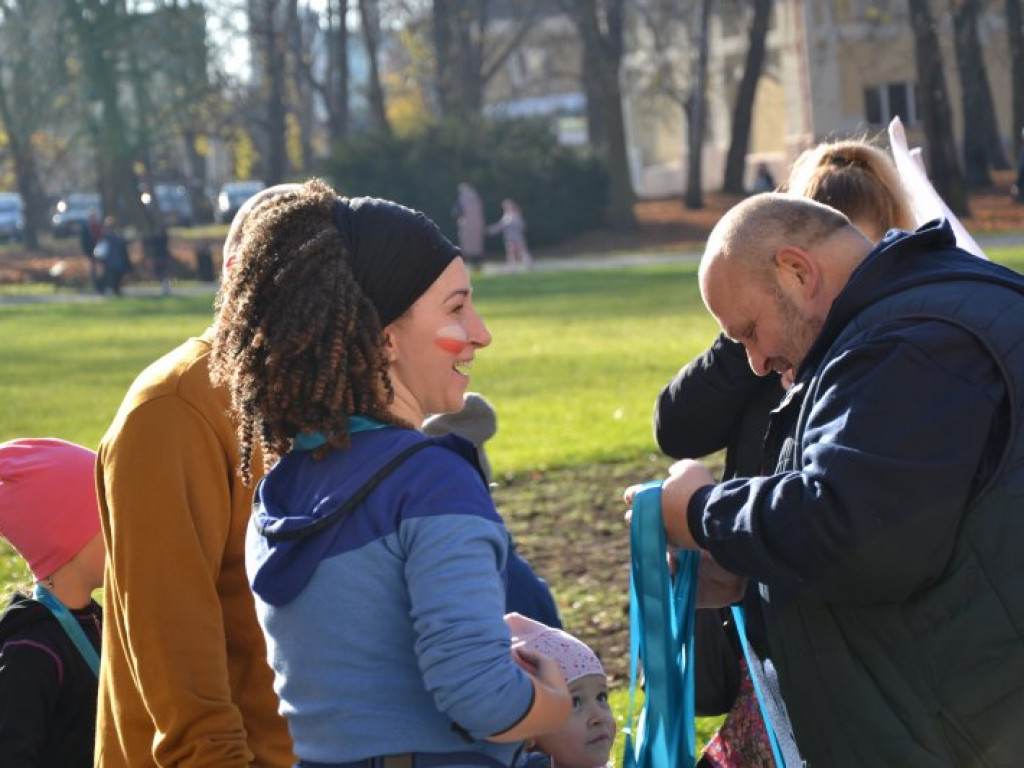 Tarnobrzeg. Dzieci i dorośli pobiegli w parku dzikowskim dla Niepodległej [zdjęcia]