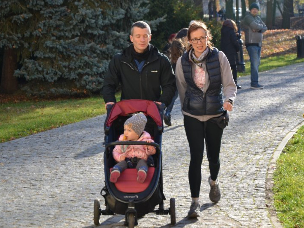 Tarnobrzeg. Dzieci i dorośli pobiegli w parku dzikowskim dla Niepodległej [zdjęcia]