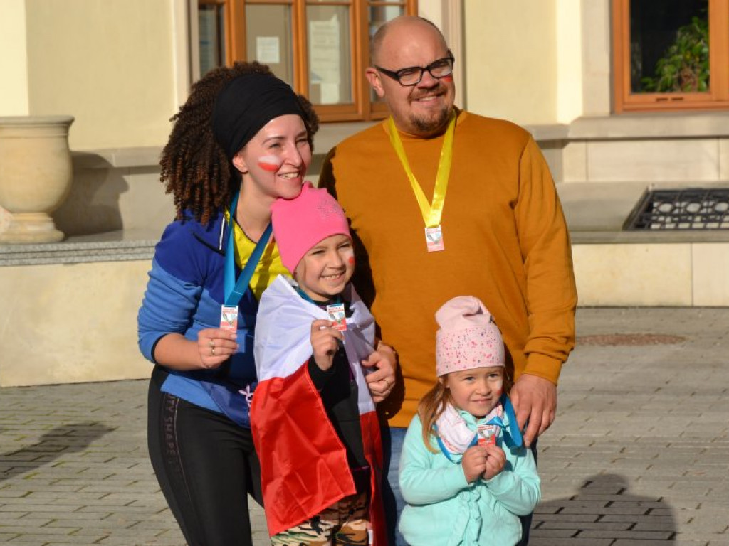 Tarnobrzeg. Dzieci i dorośli pobiegli w parku dzikowskim dla Niepodległej [zdjęcia]