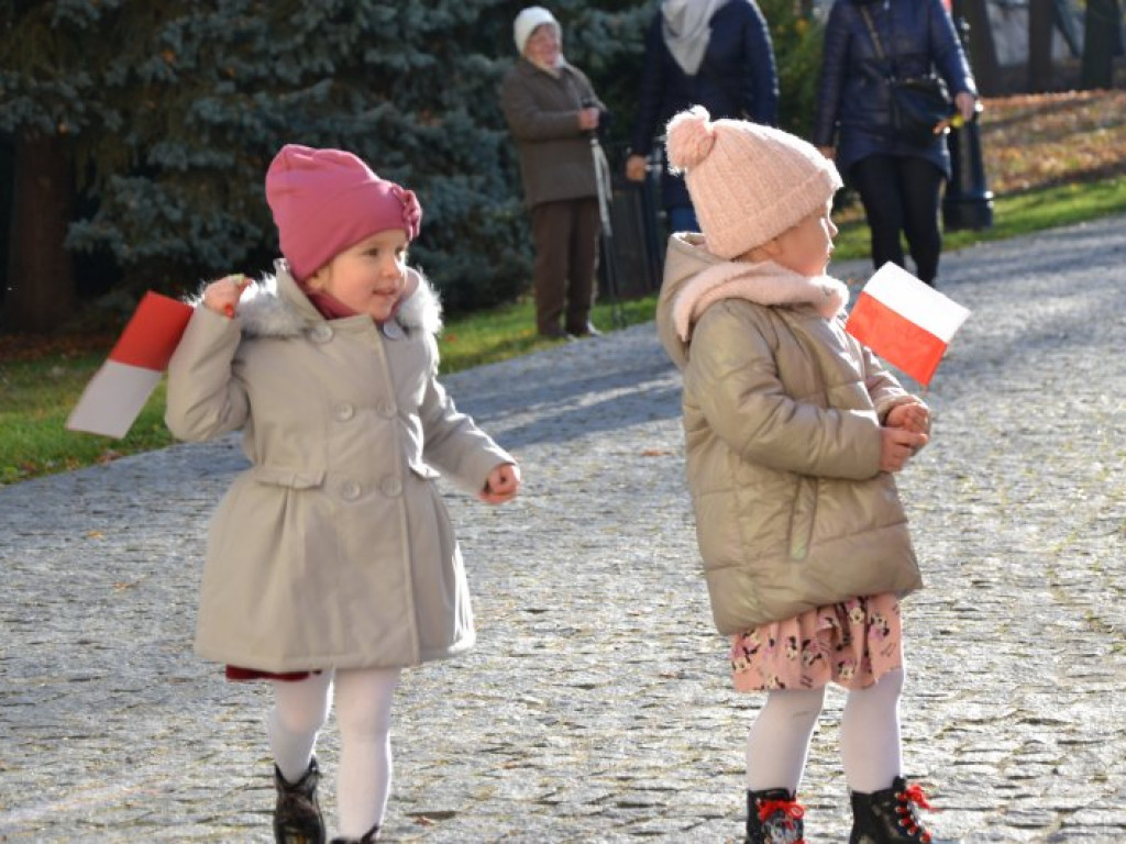 Tarnobrzeg. Dzieci i dorośli pobiegli w parku dzikowskim dla Niepodległej [zdjęcia]