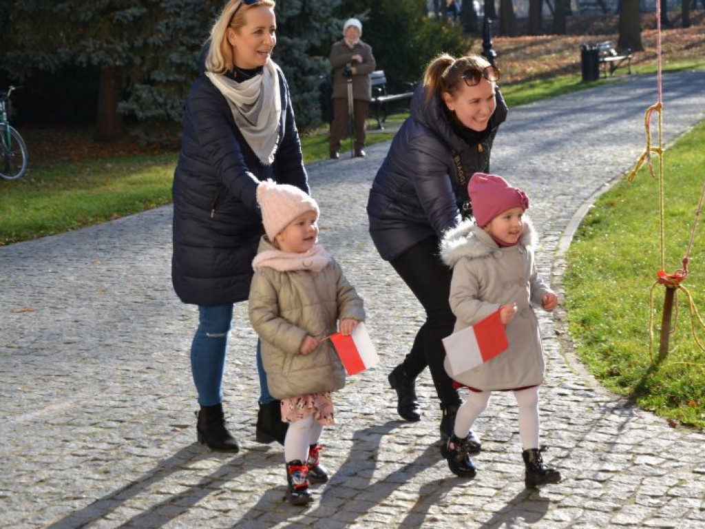 Tarnobrzeg. Dzieci i dorośli pobiegli w parku dzikowskim dla Niepodległej [zdjęcia]