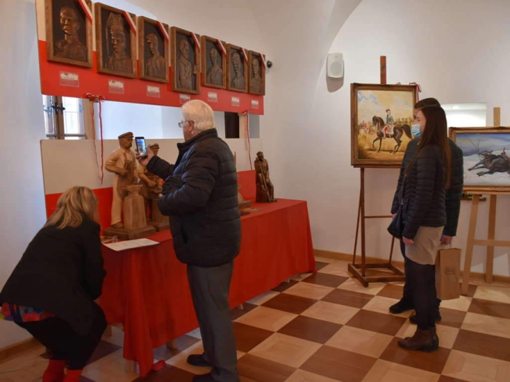 Sandomierz. Eksponaty militarne i prace plastyczne na wystawie w Ratuszu [zdjęcia]
