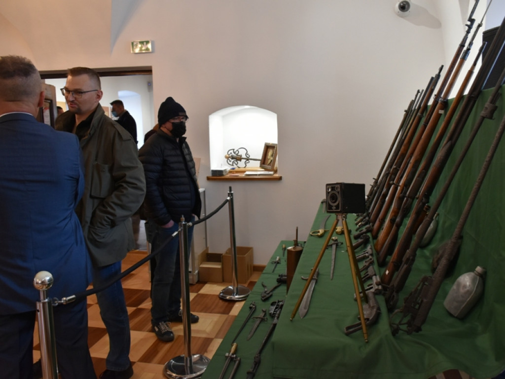Sandomierz. Eksponaty militarne i prace plastyczne na wystawie w Ratuszu [zdjęcia]