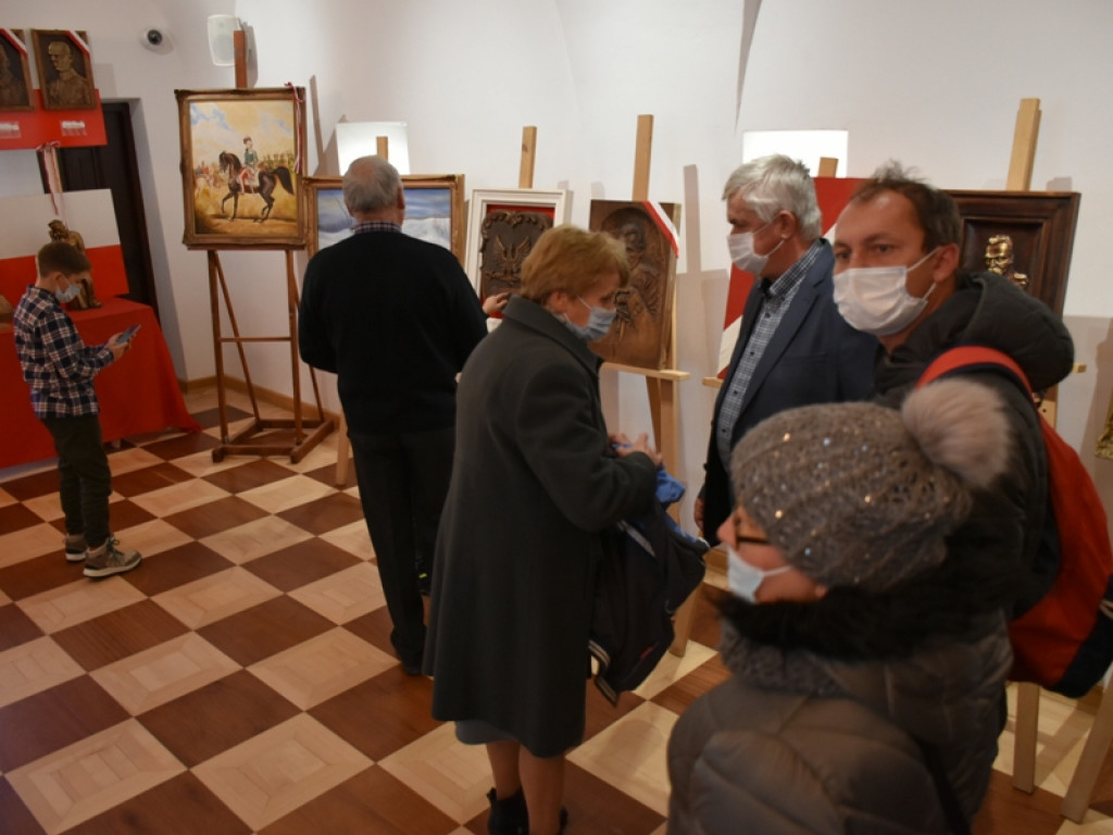 Sandomierz. Eksponaty militarne i prace plastyczne na wystawie w Ratuszu [zdjęcia]