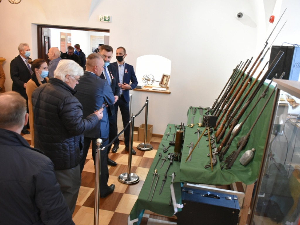 Sandomierz. Eksponaty militarne i prace plastyczne na wystawie w Ratuszu [zdjęcia]