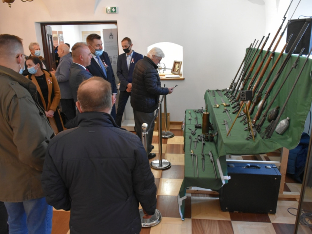 Sandomierz. Eksponaty militarne i prace plastyczne na wystawie w Ratuszu [zdjęcia]