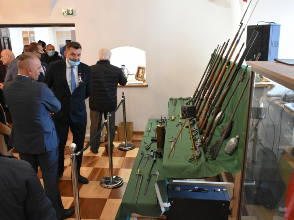 Sandomierz. Eksponaty militarne i prace plastyczne na wystawie w Ratuszu [zdjęcia]