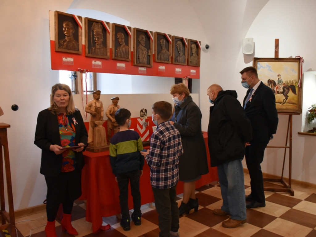 Sandomierz. Eksponaty militarne i prace plastyczne na wystawie w Ratuszu [zdjęcia]