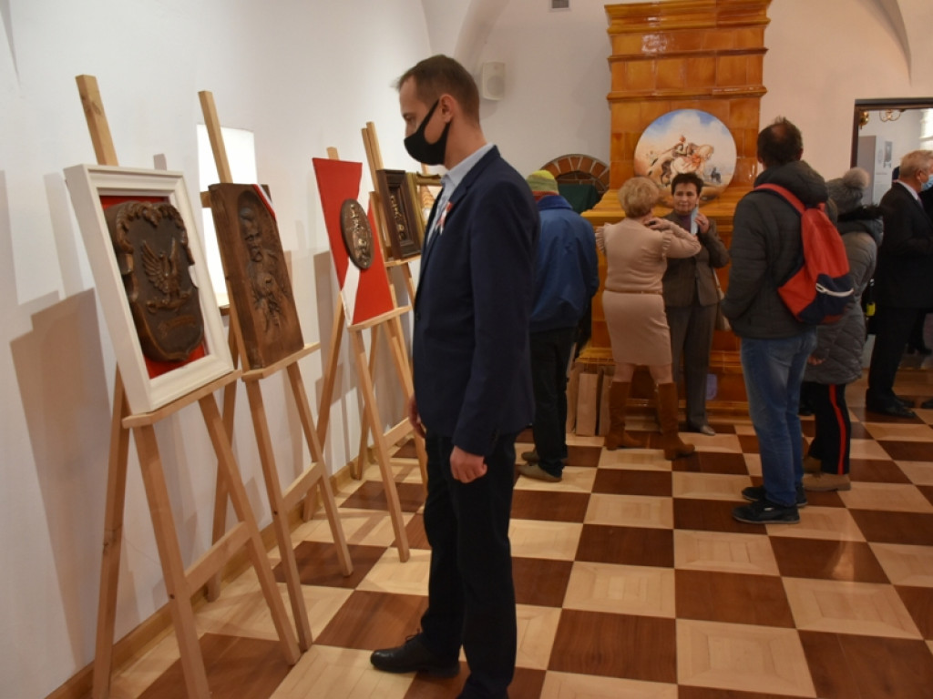Sandomierz. Eksponaty militarne i prace plastyczne na wystawie w Ratuszu [zdjęcia]