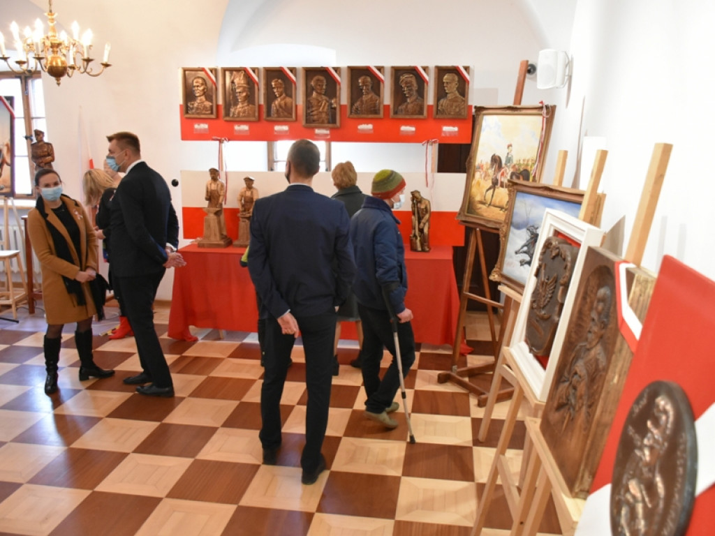 Sandomierz. Eksponaty militarne i prace plastyczne na wystawie w Ratuszu [zdjęcia]
