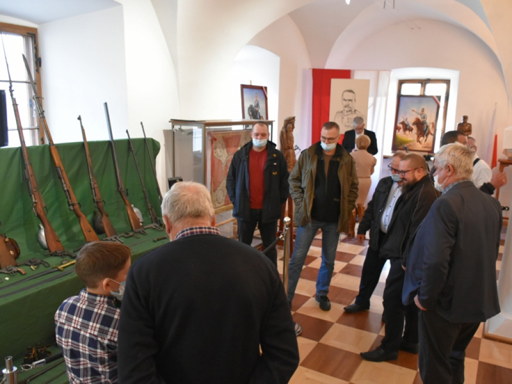 Sandomierz. Eksponaty militarne i prace plastyczne na wystawie w Ratuszu [zdjęcia]