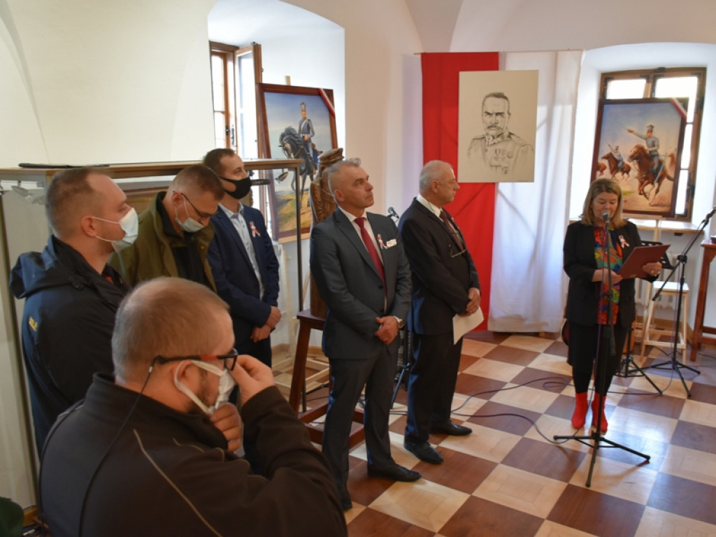 Sandomierz. Eksponaty militarne i prace plastyczne na wystawie w Ratuszu [zdjęcia]