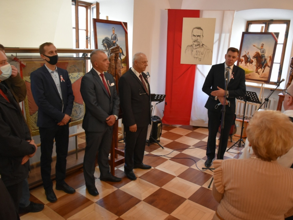 Sandomierz. Eksponaty militarne i prace plastyczne na wystawie w Ratuszu [zdjęcia]