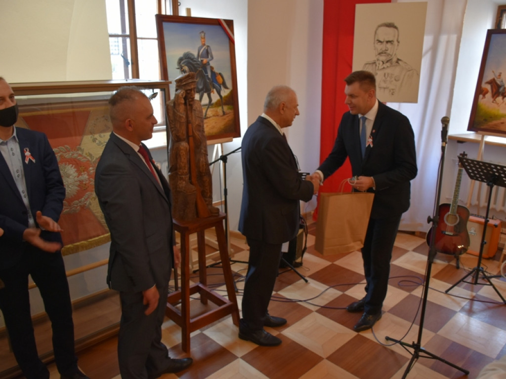 Sandomierz. Eksponaty militarne i prace plastyczne na wystawie w Ratuszu [zdjęcia]