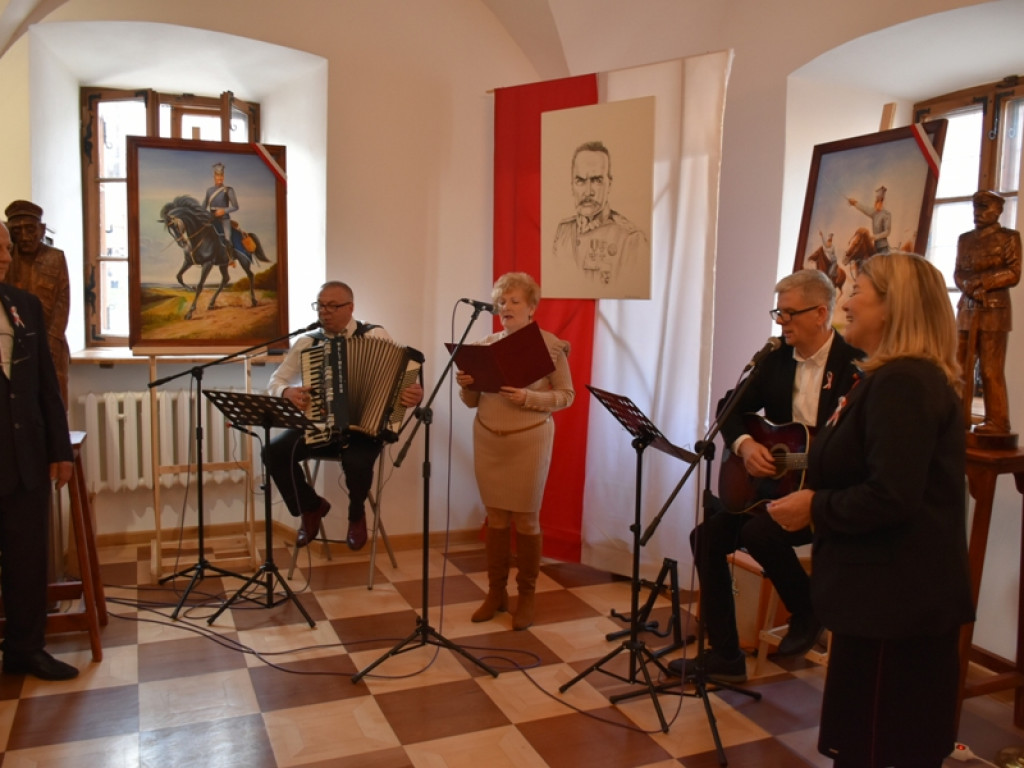 Sandomierz. Eksponaty militarne i prace plastyczne na wystawie w Ratuszu [zdjęcia]