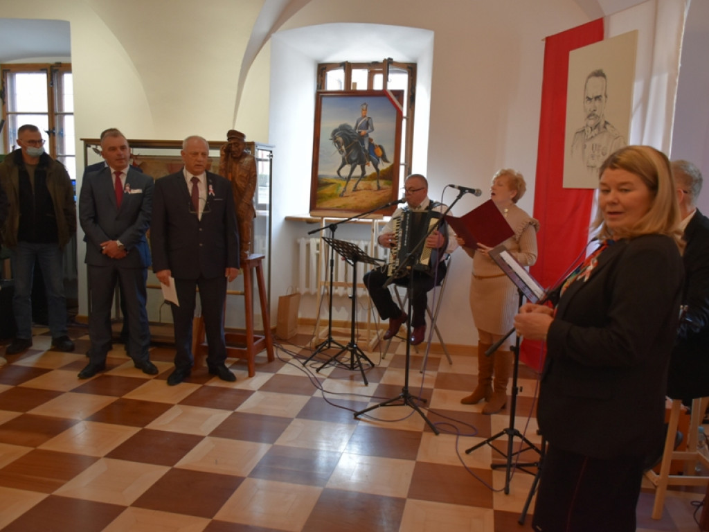 Sandomierz. Eksponaty militarne i prace plastyczne na wystawie w Ratuszu [zdjęcia]