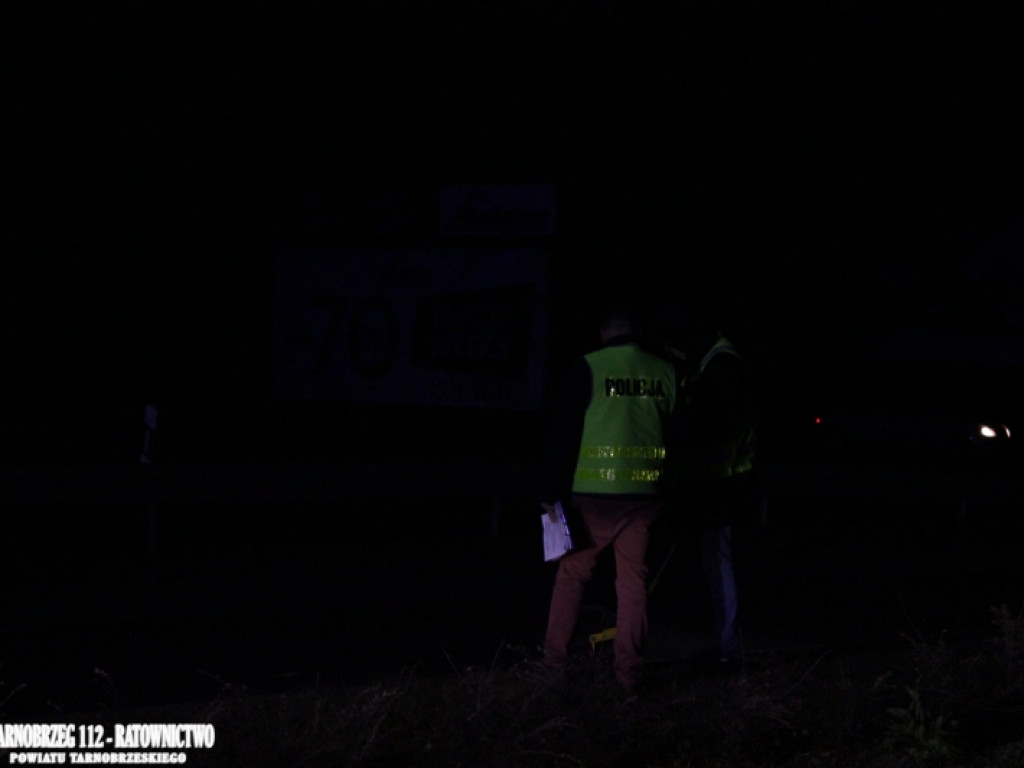 Potrącenie na Wisłostradzie w Tarnobrzegu. Kobieta w stanie ciężkim trafiła do szpitala [zdjęcia]