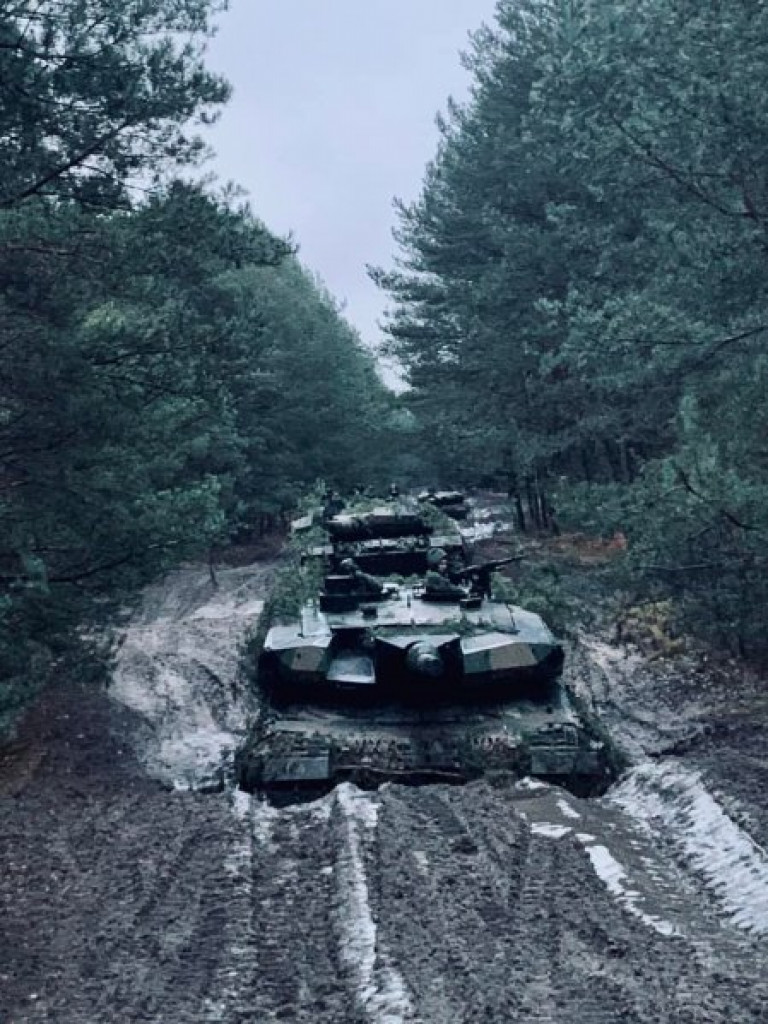 Czołgiści z 1 Warszawskiej Brygady Pancernej ćwiczą na poligonie w Nowej Dębie [zdjęcia]