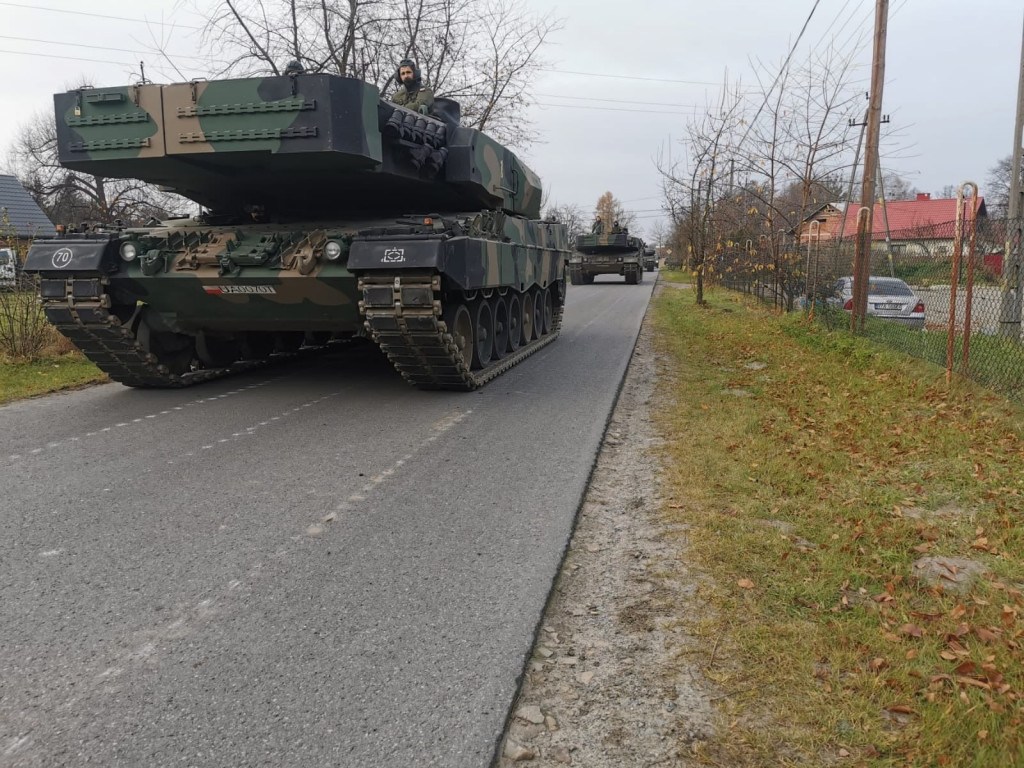 Czołgiści z 1 Warszawskiej Brygady Pancernej ćwiczą na poligonie w Nowej Dębie [zdjęcia]