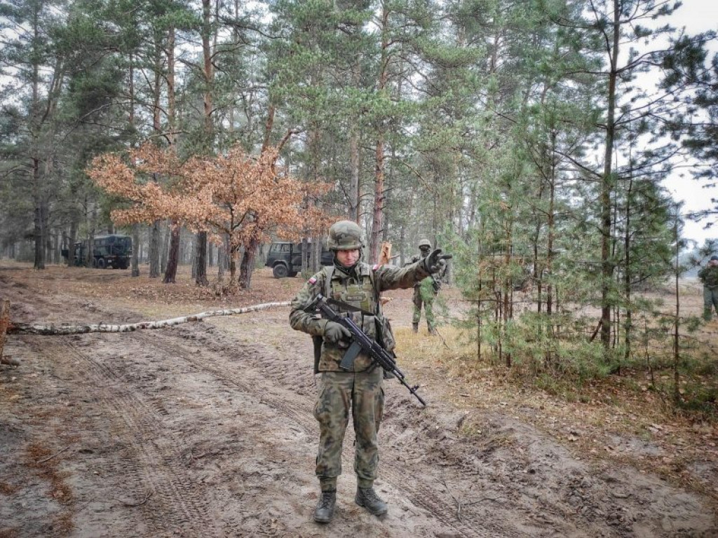 Czołgiści z 1 Warszawskiej Brygady Pancernej ćwiczą na poligonie w Nowej Dębie [zdjęcia]