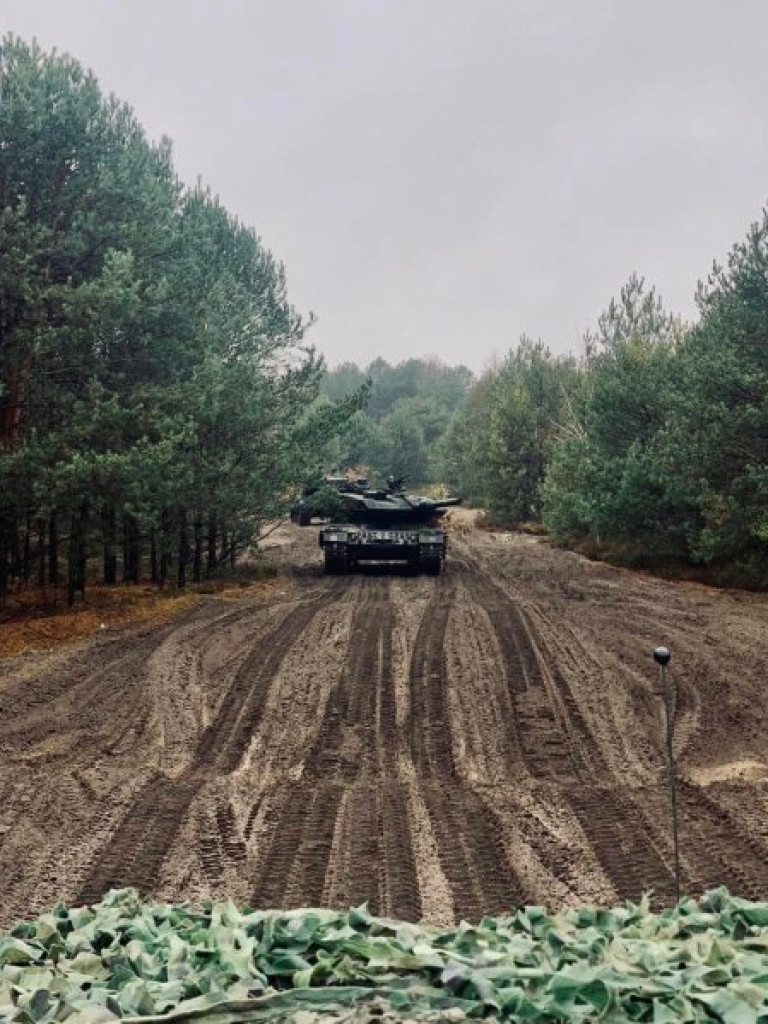 Czołgiści z 1 Warszawskiej Brygady Pancernej ćwiczą na poligonie w Nowej Dębie [zdjęcia]