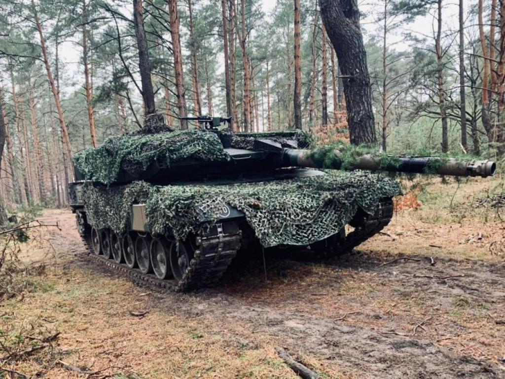 Czołgiści z 1 Warszawskiej Brygady Pancernej ćwiczą na poligonie w Nowej Dębie [zdjęcia]