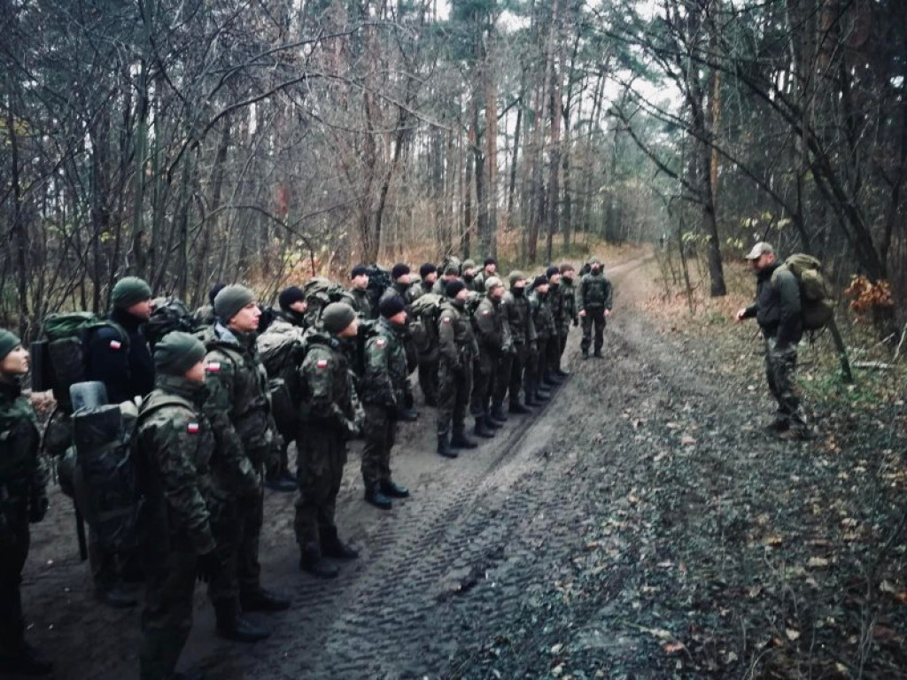 Czołgiści z 1 Warszawskiej Brygady Pancernej ćwiczą na poligonie w Nowej Dębie [zdjęcia]