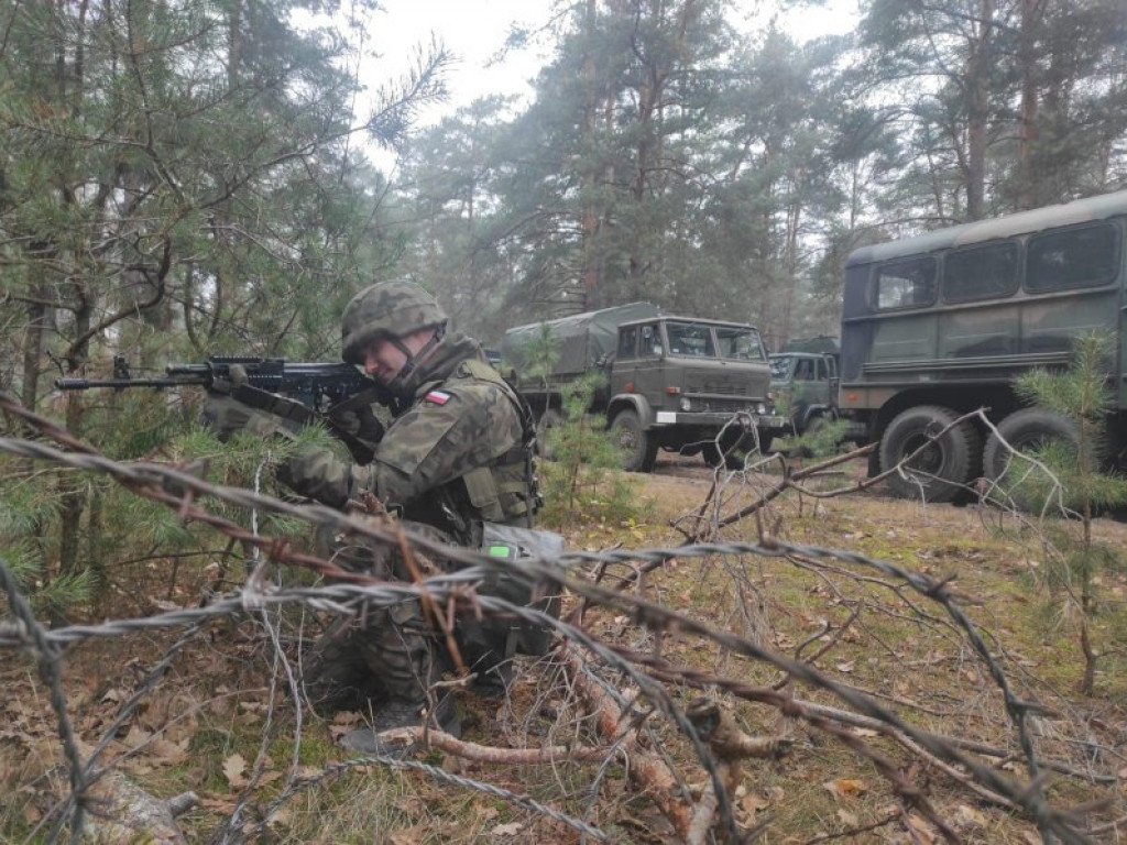 Czołgiści z 1 Warszawskiej Brygady Pancernej ćwiczą na poligonie w Nowej Dębie [zdjęcia]
