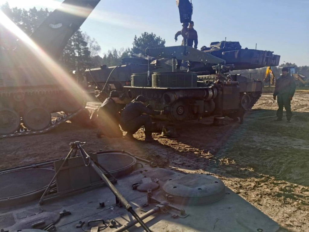 Czołgiści z 1 Warszawskiej Brygady Pancernej ćwiczą na poligonie w Nowej Dębie [zdjęcia]
