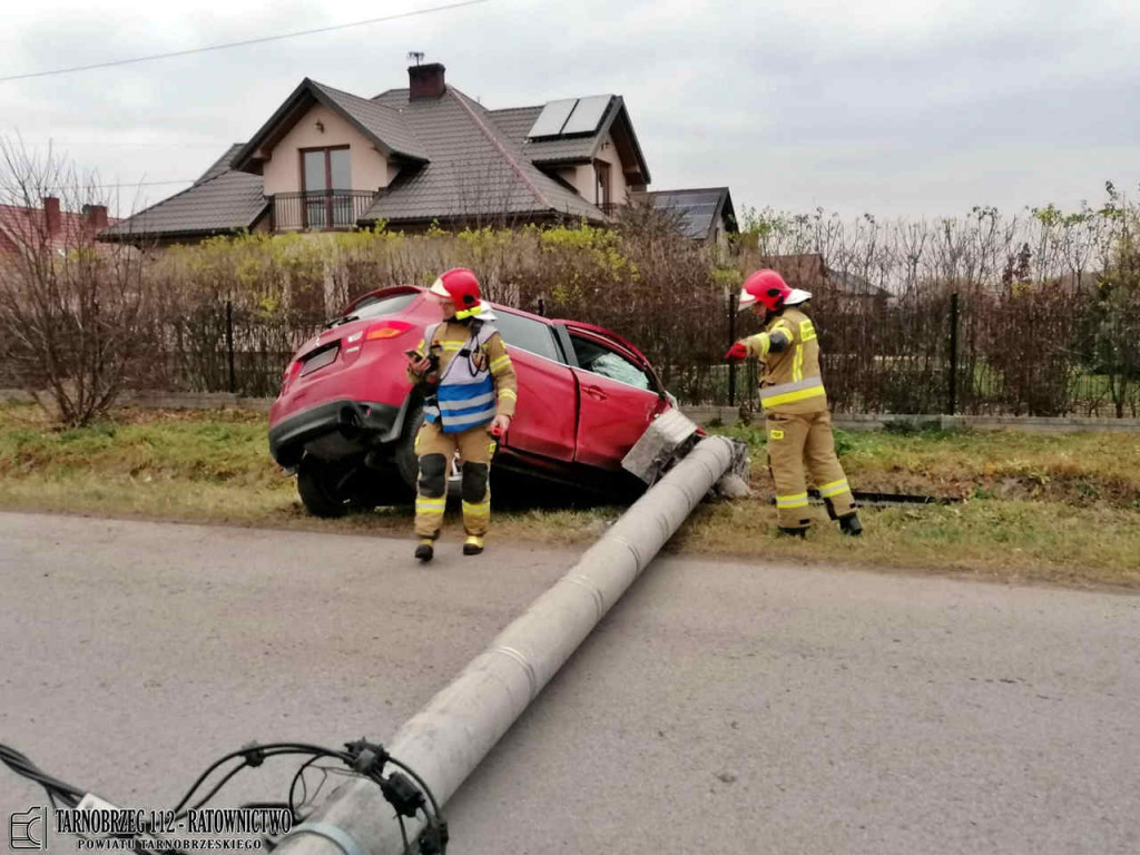 Pijany kierowca staranował przydrożny słup na tarnobrzeskim osiedlu Wielowieś [zdjęcia]