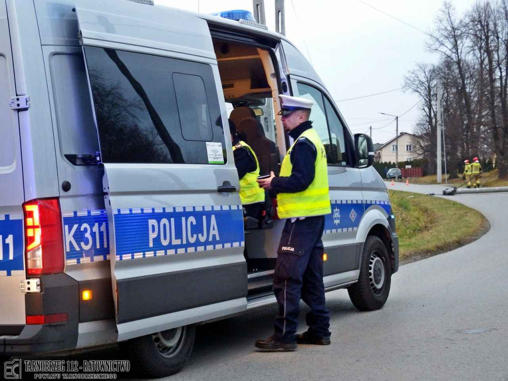 Pijany kierowca staranował przydrożny słup na tarnobrzeskim osiedlu Wielowieś [zdjęcia]