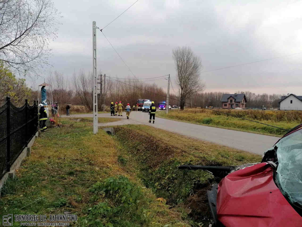 Pijany kierowca staranował przydrożny słup na tarnobrzeskim osiedlu Wielowieś [zdjęcia]