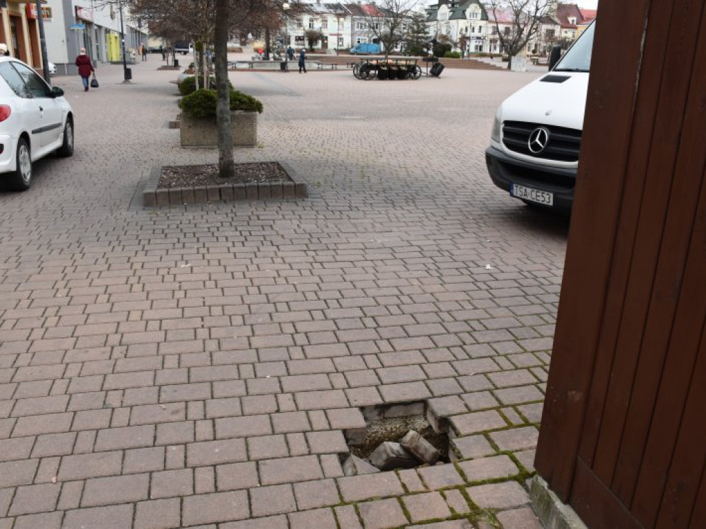 Na tarnobrzeskim rynku znów zapadła się kostka [zdjęcia]