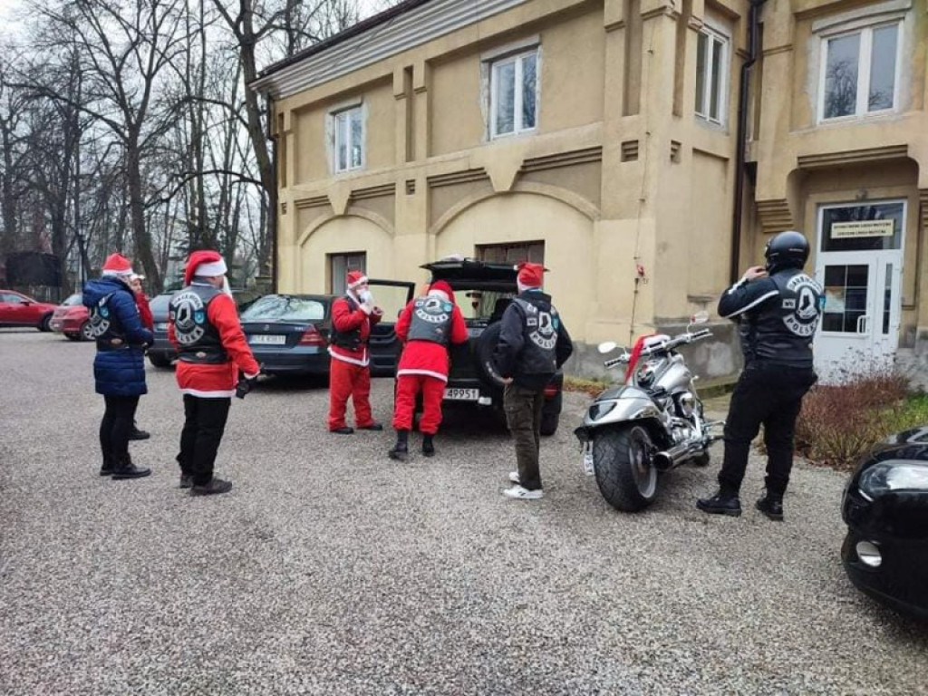 Tarnobrzeg. Klub motocyklowy Dark Hoods Polska wystąpił w roli Świętych Mikołajów [zdjęcia]