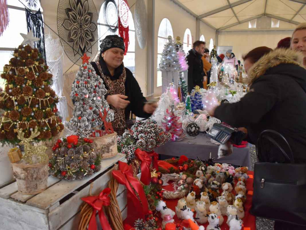 Kiermasz świąteczny i orszak Świętego Mikołaja w Gorzycach [zdjęcia]